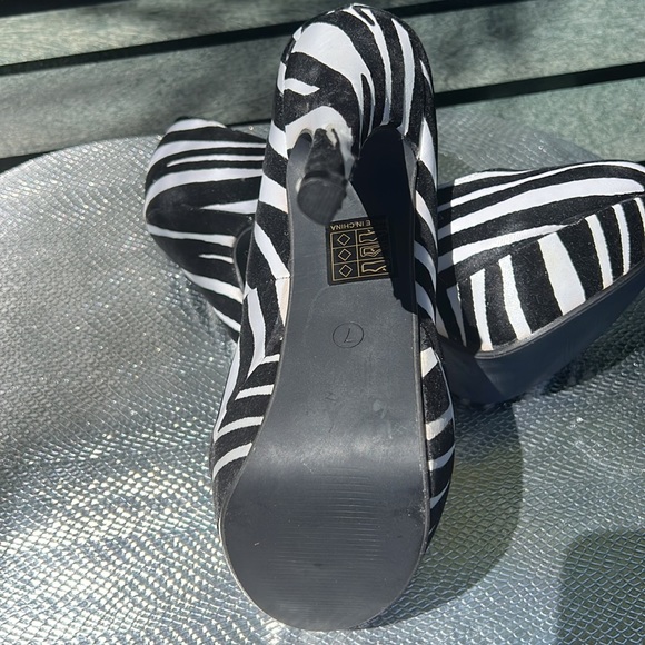 Size 7 Zebra platform pumps… so comfortable! Can wear to any occasion…. - Picture 11 of 17